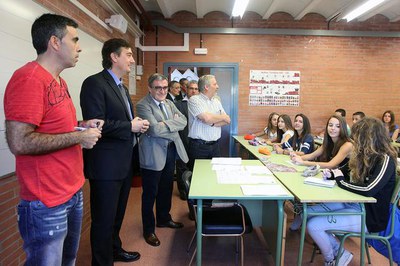 Les autoritats han recorregut algunes de les aules de l'Institut, a la imatge, amb els alumnes de 4rt d'ESO..