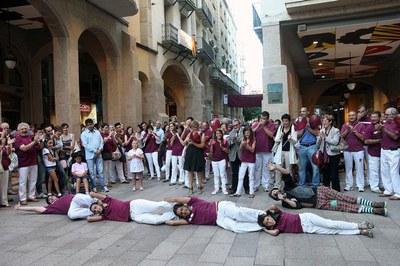 El Setembre Bordeus ha començat amb una divertida paròdia d'un pilar de quatre, que els castellers han realitzat estirats a terra.