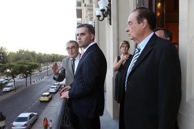 El paer en cap amb el pregoner de les festes del Centro Extremeño de Lleida, en la recepció a la Paeria.