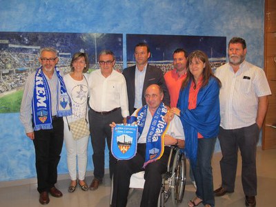 L'alcalde Ros i el president del Lleida Esportiu amb el soci Pablo Ibáñez i la seva família.
