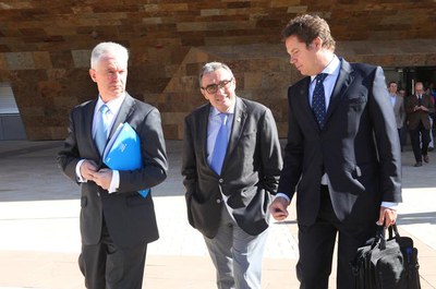 L'alcalde, amb el president de Vithas, Jorge Gallardo i José Luis Pardo, director general de Vithas..