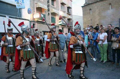 Els Armats de la Congregació de la Sant, desfilant a la plaça de Sant Llorenç.