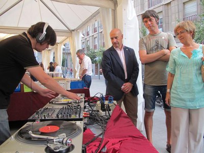 La música dels Dj’s del col·lectiu lleidatà B-Sides ambienten durant aquests dos dies l’espai d’exposició amb música en directe.