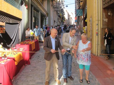 Josep Presseguer i Rafael Peris, amb Cristina Armengol, donant el tret de sortida a la Fira i Ritmes al carrer Cavallers.