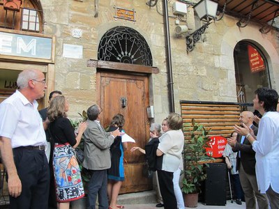 La membre més jove de la família, Txell Aluja, i la més gran, Rosa Farré Albiñana, amb l’alcalde Ros, han descobert la placa commemorativa de la Casa….
