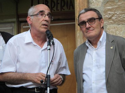 L'alcalde Ros i Jaume Aluja, en un emotiu acte per la remodelació de la façana de la Casa Albiñana.