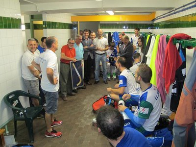 L'alcalde ha estat obsequiat amb un estic d'hoquei per al seu nét.