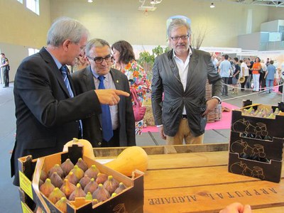 Àngel Ros, acompanyat del regidor Fèlix Larrosa, amb l'alcalde d'Alguaire, Antoni Perea, a la Fira de la Figa.