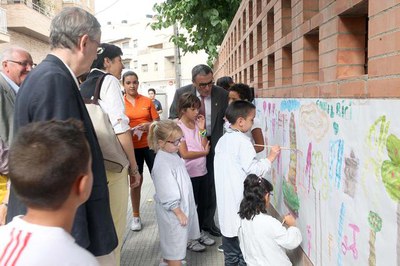 Durant el matí un centenar d’alumnes del col·legi Ginesta han pintat nombrosos murals davant del centre escolar per treballar la mobilitat segura i s….