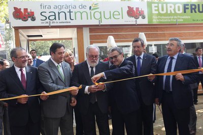 El tall de la cinta inaugural..