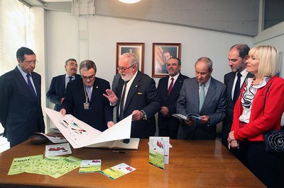 L'alcalde ha mostrat al ministre la litografia de la Fira de Sant Miquel..