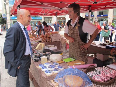 Rafael Peris ha visitat l'edició especial del Mercat de l'Hort a Taula, aquest dissabte, a la plaça de Sant Joan.