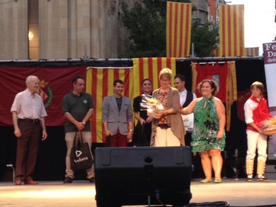 Montse Parra, en el lliurament d'obsequis entre els esbarts participants en el festival.