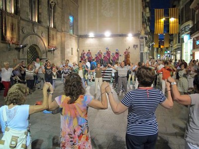 Les Festes de la Tardor inclouen en la seva programació diverses activitats sardanistes, com la ballada de sardanes d'aquesta tarda a la plaça de la ….