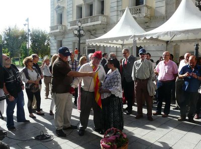 Un nombrós públic ha seguit la ruta pel centre històric de la ciutat, gaudint de les històries carrinclones, amb garrotins i altres músiques tradicio….