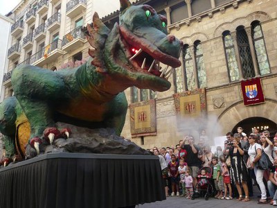 Lo Marraco ha acompanyat les colles en la cercavila popular.