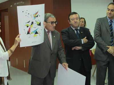 El president de la Federació de les Cases Regionals, Cosme Garcia, ha rebut de mans de l’alcalde una litografia amb la imatge del cartell il·lustrado….