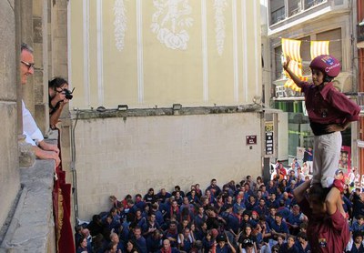 L'alcalde Ros, a punt d'agafar l'enxaneta de la torre bordeus, per cloure la Diada Castellera.