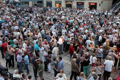 L’Orquestra Montgrins ha omplert de música i ball la plaça de Sant Joan.