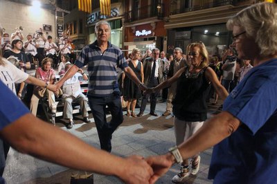 El paer en cap i els regidors, a la plaça de la Paeria, a la ballada de la Cobla Municipal de Lleida.