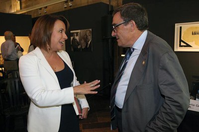 L'alcalde Àngel Ros, amb l'autora, Marta Grañó..