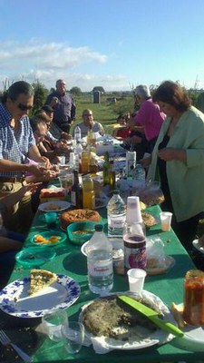 L'esmozar s'ha organitzat perquè els diferents hortolans es coneguin i intercanviïn informació sobre plantes, eines i tècniques de cultiu.