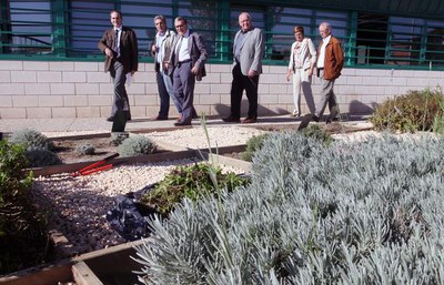 Els alumnes de l'Escola de Jardineria realitzen pràctiques a l'entorn de l'escola, a la imatge, els jardins amb plantes aromàtiques que envolten el c….