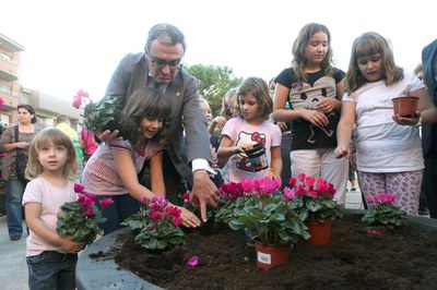 També han participat els nens i nenes de les escoles del barri amb la plantació de flors a les noves jardineres que s’han instal·lat a la plaça dels ….