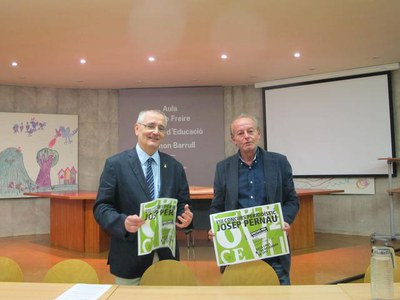 El regidor Jesús Castillo i el vicepresident de la Demarcació de Lleida del Col·legi de Periodistes de Catalunya, Jesús Riverola, han presentat les b….