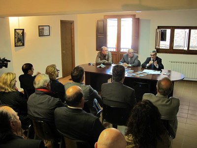 L'alcalde Ros i l'alcalde Joan Elies, a la presentació del llibre “La meitat de zero”, de Vidal Vidal, a Llimiana.