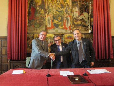 L'alcalde, Àngel Ros, el president del Gremi d' Instal·ladors, Pere Miquel Guiu i el tinent d'alcalde Josep Presseguer han refrendat el conveni..