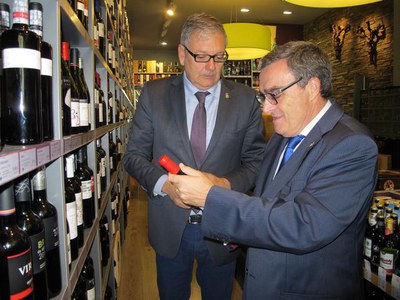 L'alcalde Ros i el regidor Larrosa, a la botiga Vinicia, on s'ha fet la presentació de la 5a Festa del Vi de Lleida.