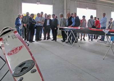 Les autoritats, els representants dels clubs esportius i els esportistes, en la visita al Centre de Piragüisme Saúl Craviotto.