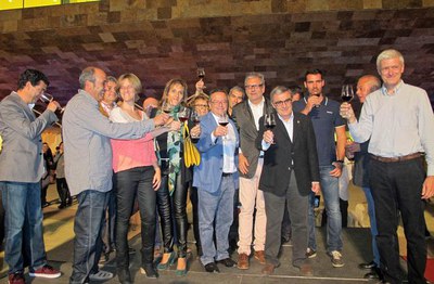 Brindis de les autoritats locals amb els cellers presents a la Festa del Vi d'enguany.