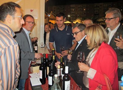 Després de donar el tret de sortida, l'alcalde Ros ha visitat els cellers i els restauradors que participen en la 5a Festa del Vi.