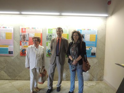 La regidora, Maria Rosa Ball, a l'exposició situada a la UdL.