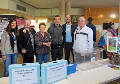 Alonso, amb el president i alguns voluntaris de l'Associació de diabètics de Catalunya a Lleida.