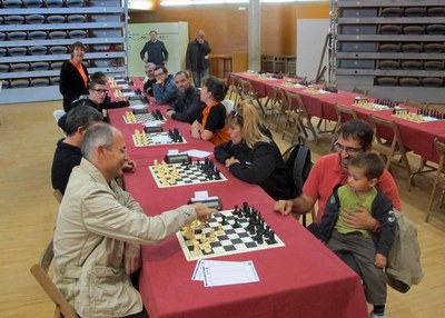 El regidor d'Esports ha saludat els membres del Club Escacs Balàfia abans que comencés el Campionat Provincial Individual Absolut.