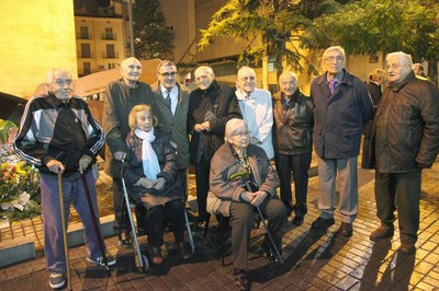 Àngel Ros, amb un grup d'exalumnes supervivents del bombardeig.