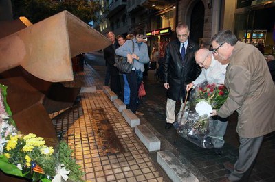 Tradicional ofrena floral a l’escultura “Dignitat, memòria i vida”.