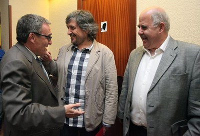 Ros saludant Carles Capdevila, abans d'iniciar l'acte de celebració dels 40 anys de l'Esplai Epis.