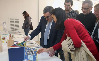 El paer en cap ha visitat l'exposició de treballs de fi de grau superior de l’Escola Municipal d’Art Leandre Cristòfol.