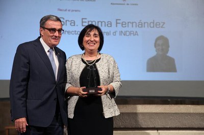 L’alcalde de Lleida ha lliurat el guardó a la directiva de l’any, Emma Fernández, directora general d’Indra.