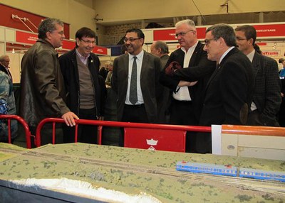 La comitiva institucional ha visitat els expositors de FuniFira de Gelida.