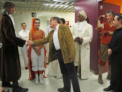 En acabar la representació, l'alcalde ha felicitat els Amics de l’Òpera de Sabadell.
