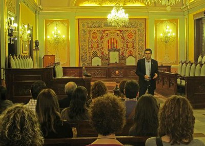 El regidor Yuguero, amb els organitzadors del Congrès Internacional d’Investigació Infermera i els assistents al curs de la COILL.