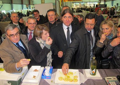 Els assistents al certamen han degustat el producte estrella de la fira, l'oli.