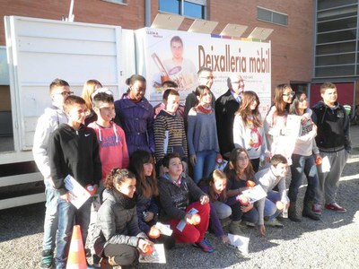 La deixalleria mòbil, que ha estat a l’institut durant tot el matí, l’han visitat els professors i l’alumnat de les diferents aules que han portat ma….