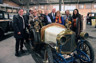 Lleida Retro compta amb un ampli ventall de vehicles antics, com el que apareix a la imatge amb les autoritats..