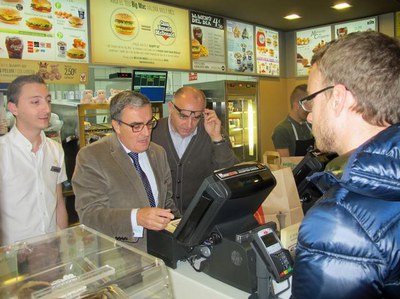 L'alcalde ha atès els clients que han demanat el seu sopar a l'establiment de McDonald a Ciutat Jardí en el marc de la festa solidària McHappy day.